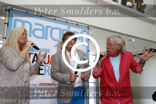 Hoofddorp 29 augustus 2013
Presentatie van de Margriet met Natasja Foger als hoofdredaktrice.
Leontine v d Bos de reguliere hoofdredaktrice geeft aar het eerste exemplaar en Rene Froger zingt voor Natasja bij sanoma uitgevers
Grant & Forsyth