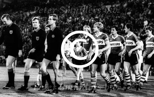 Eindhoven, 24 Oktober 1984 Thuiswedstrujd tussen PSV-Manchester United vooe de EC III. Eindstand 0-0
Hallvar Thoresen, Huub Stevens, Berry v Aerle
Foto Peter Smulders BV