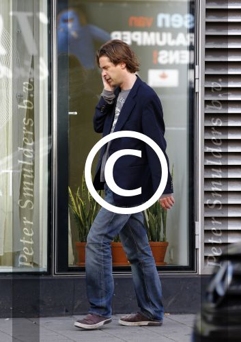 Amsterdam 26 augustus 2013
Hans Teeuwen bellend op straat.
Peter Smulders bv