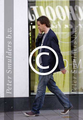 Amsterdam 26 augustus 2013
Hans Teeuwen bellend op straat.
Peter Smulders bv
