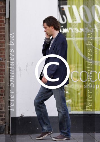Amsterdam 26 augustus 2013
Hans Teeuwen bellend op straat.
Peter Smulders bv