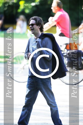 Amsterdam 26 augustus 2013
Hans Teeuwen bellend op straat.
Peter Smulders bv