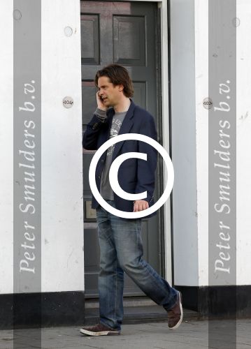Amsterdam 26 augustus 2013
Hans Teeuwen bellend op straat.
Peter Smulders bv