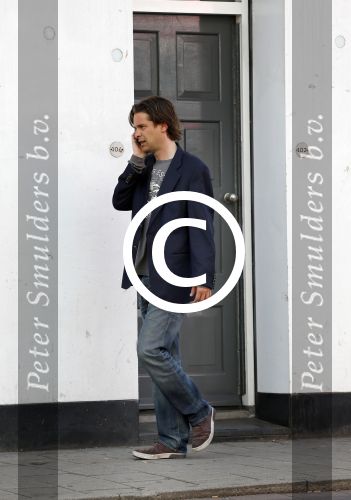 Amsterdam 26 augustus 2013
Hans Teeuwen bellend op straat.
Peter Smulders bv