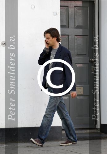 Amsterdam 26 augustus 2013
Hans Teeuwen bellend op straat.
Peter Smulders bv