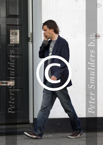 Amsterdam 26 augustus 2013
Hans Teeuwen bellend op straat.
Peter Smulders bv