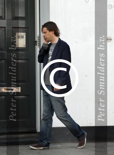 Amsterdam 26 augustus 2013
Hans Teeuwen bellend op straat.
Peter Smulders bv