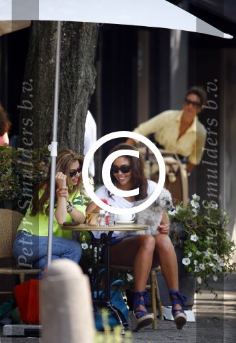 Amsterdam 23 augustus 2013
Zangerse Hind met Graziella Ferraro op terras.
Peter Smulders bv