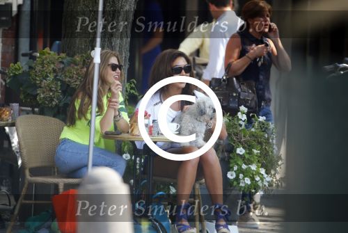 Amsterdam 23 augustus 2013
Zangerse Hind met Graziella Ferraro op terras.
Peter Smulders bv