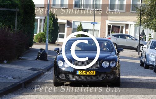 Volendam 6 september 2013
Jan en Liza Smit gaan wandelen met hun zoon Senn en dochter Emma.
Jaap Buijs met zijn bentley