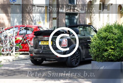 Amsterdam 16 augustus 2013
Jaap v Zweden met zijn vrouw Aaltje in een mini cooper cabrio.
Peter Smulders bv