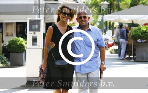 Amsterdam 16 augustus 2013
Jaap v Zweden met zijn vrouw Aaltje in een mini cooper cabrio.
Peter Smulders bv