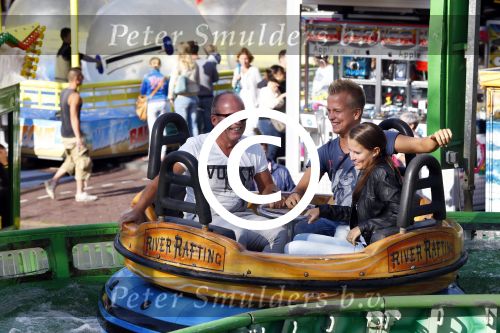Hoorn 15 augustus 2013
Sonja Bakker met Jan Reus en alle kinderen op de kermis in Hoorn. Ook baby Bram is erbij.
Peter Smulders bv