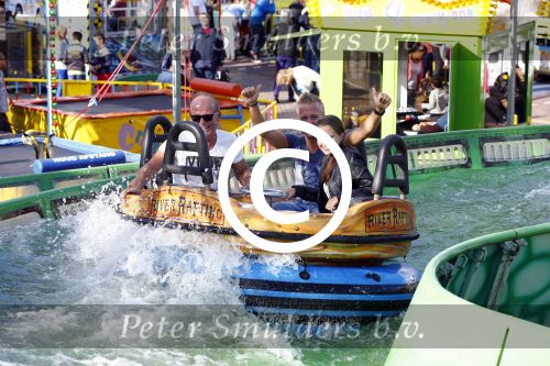 Hoorn 15 augustus 2013
Sonja Bakker met Jan Reus en alle kinderen op de kermis in Hoorn. Ook baby Bram is erbij.
Peter Smulders bv