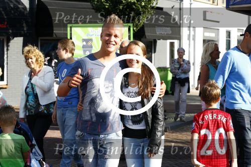 Hoorn 15 augustus 2013
Sonja Bakker met Jan Reus en alle kinderen op de kermis in Hoorn. Ook baby Bram is erbij.
Peter Smulders bv
