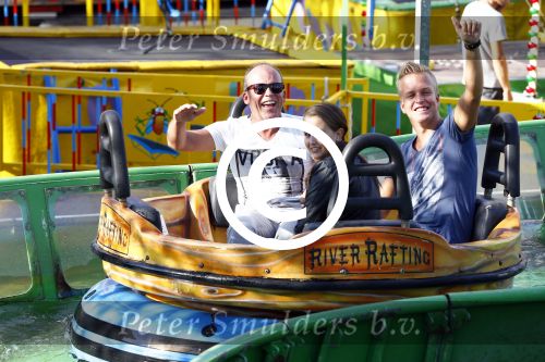 Hoorn 15 augustus 2013
Sonja Bakker met Jan Reus en alle kinderen op de kermis in Hoorn. Ook baby Bram is erbij.
Peter Smulders bv