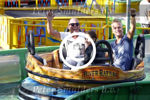 Hoorn 15 augustus 2013
Sonja Bakker met Jan Reus en alle kinderen op de kermis in Hoorn. Ook baby Bram is erbij.
Peter Smulders bv