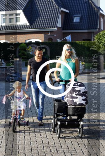 Volendam 6 september 2013
Jan en Liza Smit gaan wandelen met hun zoon Senn en dochter Emma.