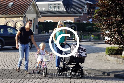 Volendam 6 september 2013
Jan en Liza Smit gaan wandelen met hun zoon Senn en dochter Emma.