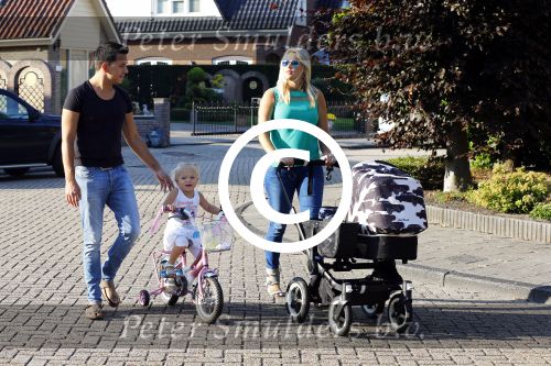 Volendam 6 september 2013
Jan en Liza Smit gaan wandelen met hun zoon Senn en dochter Emma.