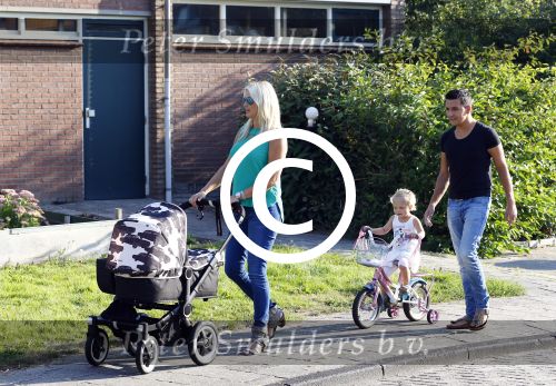 Volendam 6 september 2013
Jan en Liza Smit gaan wandelen met hun zoon Senn en dochter Emma.