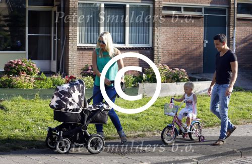 Volendam 6 september 2013
Jan en Liza Smit gaan wandelen met hun zoon Senn en dochter Emma.