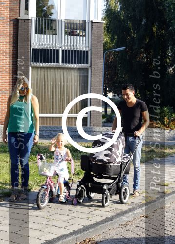 Volendam 6 september 2013
Jan en Liza Smit gaan wandelen met hun zoon Senn en dochter Emma.