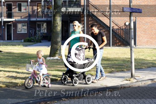 Volendam 6 september 2013
Jan en Liza Smit gaan wandelen met hun zoon Senn en dochter Emma.