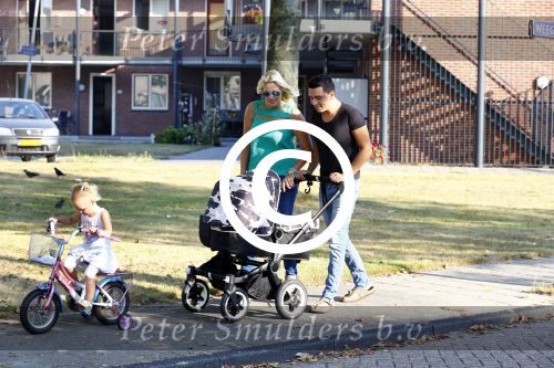 Volendam 6 september 2013
Jan en Liza Smit gaan wandelen met hun zoon Senn en dochter Emma.