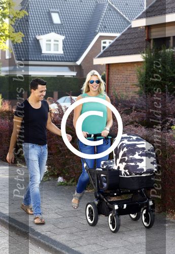 Volendam 6 september 2013
Jan en Liza Smit gaan wandelen met hun zoon Senn en dochter Emma.