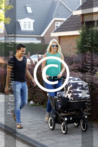 Volendam 6 september 2013
Jan en Liza Smit gaan wandelen met hun zoon Senn en dochter Emma.