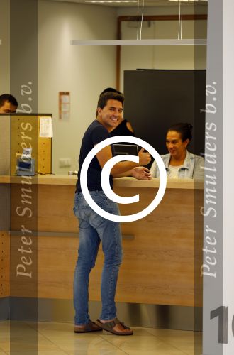 Purmerend 26 augustus 2013
Jan Smit geeft zijn zoon Senn aan op het gemeentehuis van Purmerend.
Peter Smulders bv