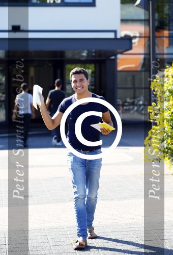 Purmerend 26 augustus 2013
Jan Smit geeft zijn zoon Senn aan op het gemeentehuis van Purmerend.
Peter Smulders bv