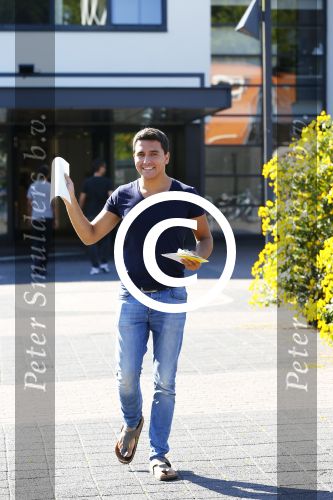 Purmerend 26 augustus 2013
Jan Smit geeft zijn zoon Senn aan op het gemeentehuis van Purmerend.
Peter Smulders bv