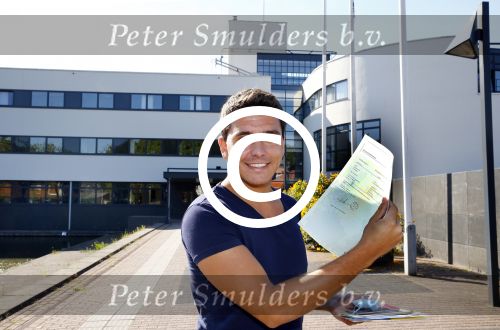 Purmerend 26 augustus 2013
Jan Smit geeft zijn zoon Senn aan op het gemeentehuis van Purmerend.
Peter Smulders bv