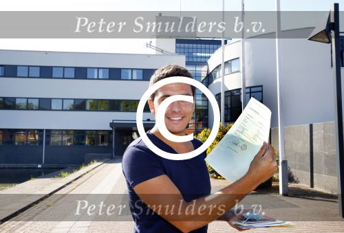 Purmerend 26 augustus 2013
Jan Smit geeft zijn zoon Senn aan op het gemeentehuis van Purmerend.
Peter Smulders bv