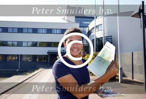 Purmerend 26 augustus 2013
Jan Smit geeft zijn zoon Senn aan op het gemeentehuis van Purmerend.
Peter Smulders bv