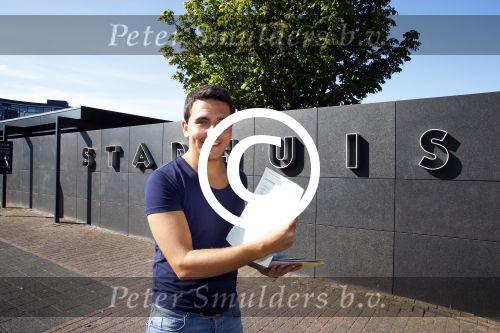 Purmerend 26 augustus 2013
Jan Smit geeft zijn zoon Senn aan op het gemeentehuis van Purmerend.
Peter Smulders bv