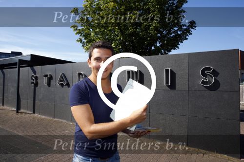 Purmerend 26 augustus 2013
Jan Smit geeft zijn zoon Senn aan op het gemeentehuis van Purmerend.
Peter Smulders bv