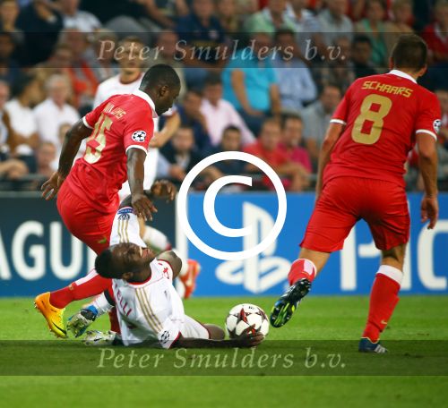 Eindhoven, 20 Augustus 2013
3e Voorronde CL PSV-AC Milan, eindstand 1-1
Jetro Willems in duel met Mario Balotelli
Foto Peter Smulders BV