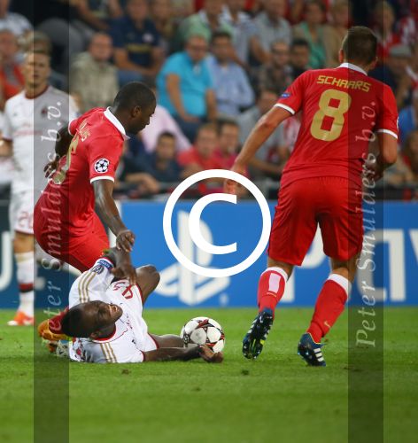 Eindhoven, 20 Augustus 2013
3e Voorronde CL PSV-AC Milan, eindstand 1-1
Jetro Willems in duel met Mario Balotelli
Foto Peter Smulders BV