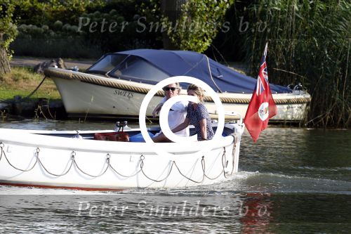 Nigtevecht 4 september 2013
Jort Kelder en Lauren Verster op hun sloep aan het varen op de vecht.