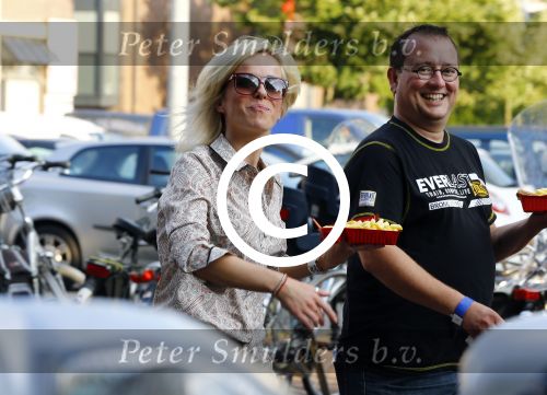 Ede 18 juni 2013
Nederland muziekland opnames in Ede. Josje Huisman van K3 eet frietje op straat
Peter Smulders bv