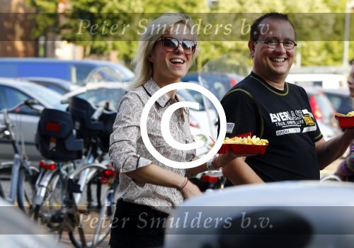 Ede 18 juni 2013
Nederland muziekland opnames in Ede. Josje Huisman van K3 eet frietje op straat
Peter Smulders bv