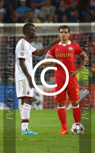 Eindhoven, 20 Augustus 2013
3e Voorronde CL PSV-AC Milan, eindstand 1-1
Karim Rekik samen met Mario Balotelli
Foto Peter Smulders BV
