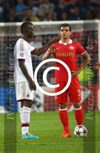 Eindhoven, 20 Augustus 2013
3e Voorronde CL PSV-AC Milan, eindstand 1-1
Karim Rekik samen met Mario Balotelli
Foto Peter Smulders BV
