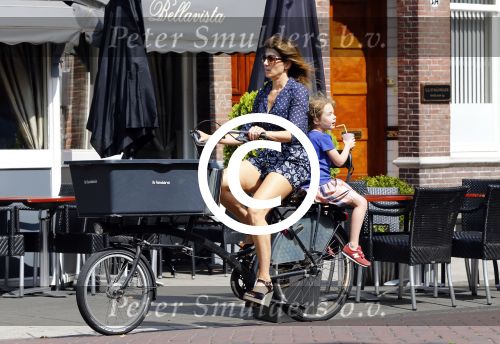 Amsterdam 17 augustus 2013
Kim v Kooten met dochter op de fiets.
Peter Smulders bv
