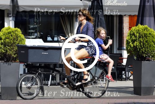 Amsterdam 17 augustus 2013
Kim v Kooten met dochter op de fiets.
Peter Smulders bv