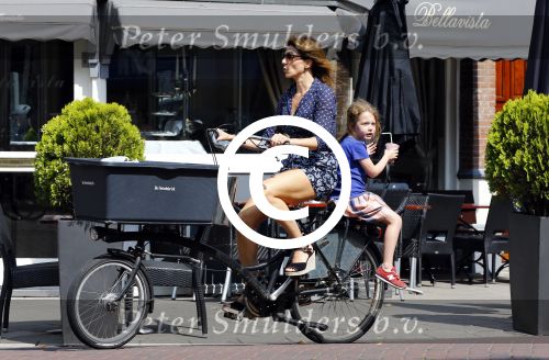 Amsterdam 17 augustus 2013
Kim v Kooten met dochter op de fiets.
Peter Smulders bv