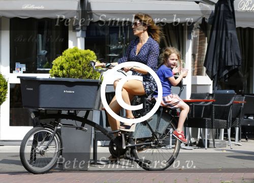 Amsterdam 17 augustus 2013
Kim v Kooten met dochter op de fiets.
Peter Smulders bv